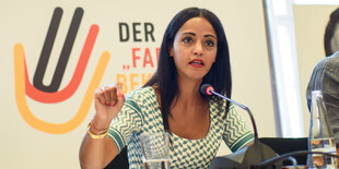 Sawsan Chebli (SPD), Staatssekretärin für Bürgerschaftliches Engagement und Internationales bei einer Pressekonferenz zur Verleihung des #Farbenbekennen-Award.