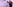 Eine Frau und ein Mann halten Werbeflyer vor einer violetten Wand