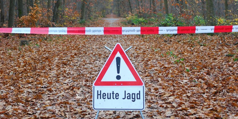 Ein Schild warnt in einem Wald mit der Aufschrift „Heute Jagd“