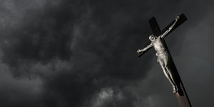 Kruzifix vor Gewitterwolken