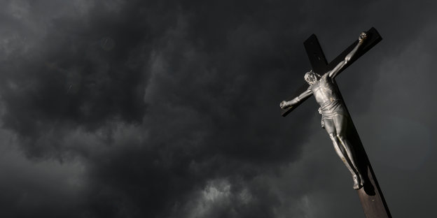 Kruzifix vor Gewitterwolken