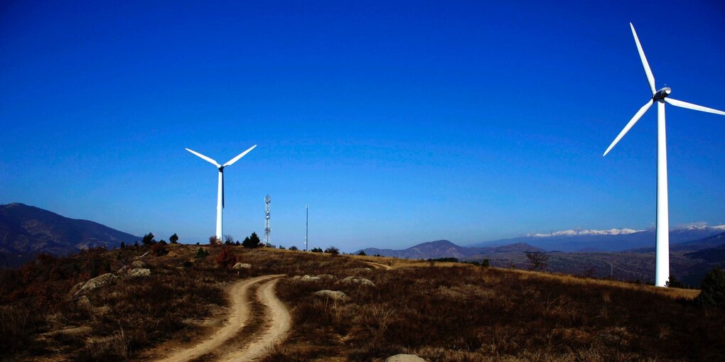 Windräder vor blauem Himmel