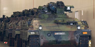Panzer der Bundeswehr hintereinander