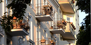 Sanierte Altbauten mit Balkonen
