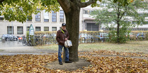 Der ehemalige Obdachlose Klaus Seilwinder steht vor einem Baum