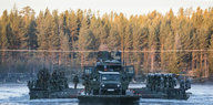 Nato-Soldaten überqueren einen Fluss in Norwegen