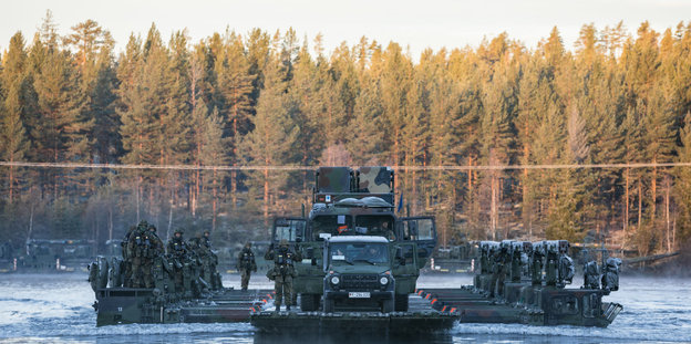 Nato-Soldaten überqueren einen Fluss in Norwegen