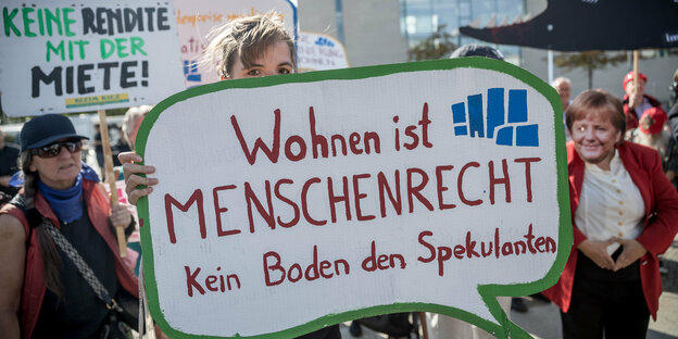 Demonstranten des "Bündnis #Mietenwahnsinn" stehen mit einem Schild "Wohnen ist Menschenrecht" vor Beginn des Wohngipfels vor dem Bundeskanzleramt. Das temporäre Bündnis aus verschiedenen Organisationen, u.a. DGB, VDK und Mieterbund hat eine Petition über