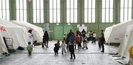 Geflüchtete Kinder und Erwachsenen in den Hangars des ehemaligen Flughafen Tempelhof