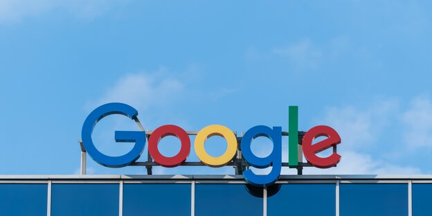 Firmenname Googel auf dem Dach eines Gebäudes