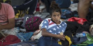 Eine Migrantin aus Mittelamerika liegt auf einer Decke