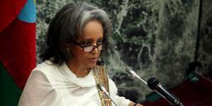 Sahle-Work Zewde steht an einem Redepult im Volksrepräsentantenhaus Äthiopiens nach ihrer Wahl zur Staatspräsidentin