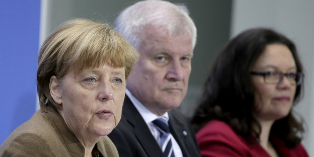 Angela Merkel, Horst Seehofer und Andrea Nahles sitzen nebeneinander