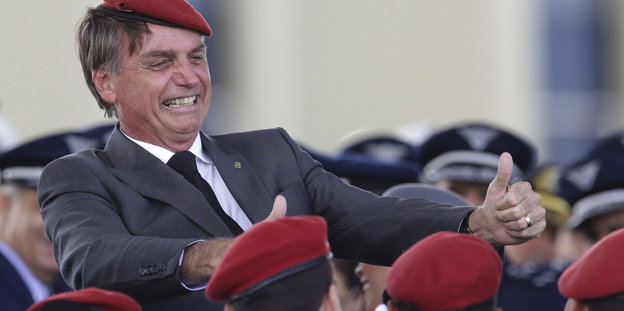 Anhänger lassen Jair Bolsonaro hochleben