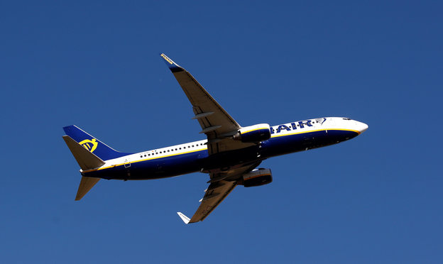 Ein weiß-dunkelblaues Flugzeug des Unternehmens Ryanair hebt ab