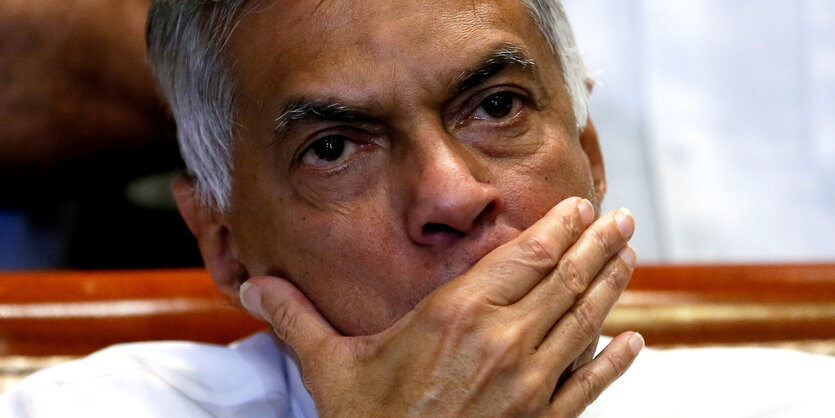 Ranil Wickremesinghe hält sich die Hand vor den Mund