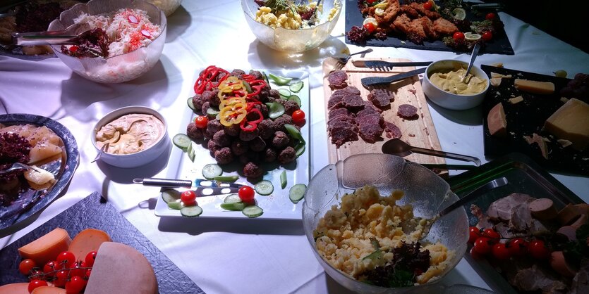 Ein Buffet mit sehr viel Fleisch