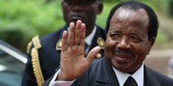 Kameruns Präsident Paul Biya winkt in die Kamera.