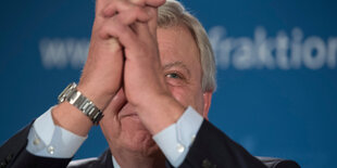 Volker Bouffier (CDU Hessen) hält die Hände zum Jubel hoch