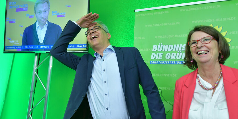 arek Al-Wazir (Bündnis90/Die Grünen, l), Spitzenkandidat und Minister für Wirtschaft, Energie, Verkehr und Landesentwicklung in Hessen, und Priska Hinz (Bündnis90/Die Grünen), Spitzenkandidatin und Staatsministerin für Umwelt, Klimaschutz, Landwirtschaft