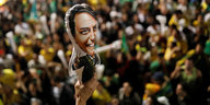 Eine große Menschenmenge, davor ein Luftballon in der Gestalt von Jair Bolsonaro