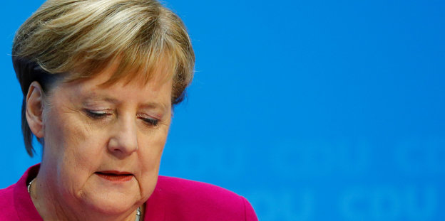 Angela Merkel schaut nach unten