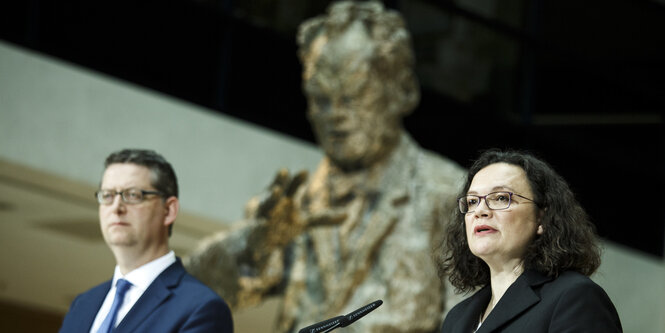 Die SPD-Parteivorsitzende Andrea Nahles und der Spitzenkandidat der SPD bei der Landtagswahl in Hessen, Thorsten Schäfer-Gümbel, sprechen bei einer Pressekonferenz, vor Beginn der Sitzung des SPD-Präsidiums im Willy-Brandt-Haus