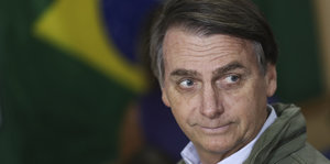 Der Wahlsieger Bolsonaro vor der brasilianischen Fahne