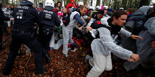 Beim Hambacher Forst gehen Polizisten in die Umweltschützer-Demo