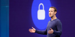 Mark Zuckerberg breitet die Arme aus