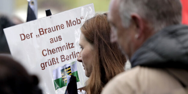 Demo-Transparent, auf dem steht: "Der braune Mob aus Chemnitz grüßt Berlin"