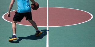 Eine Person auf einem Basketballfeld