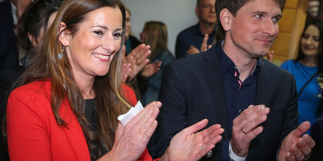 Janine Wissler und Jan Schalausken klatschen