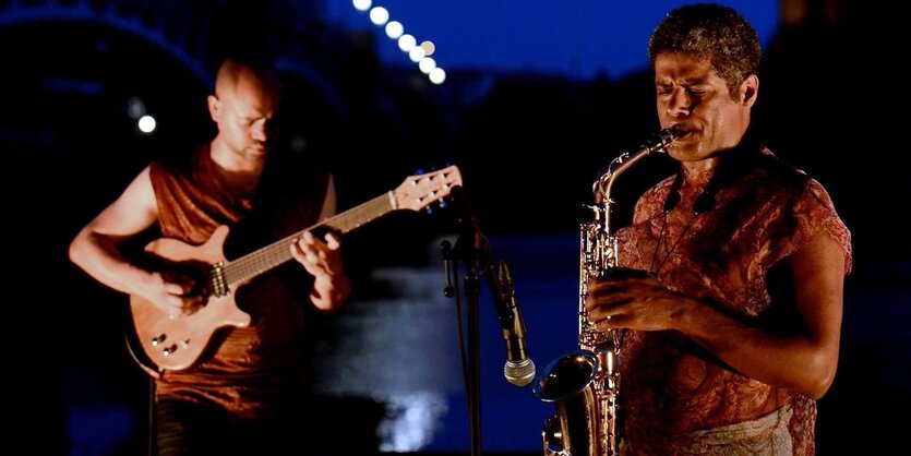 Ein Gitarrist und Saeid Shanbezadeh mit Saxofon