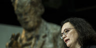 Andrea Nahles vor einer Statue von Willy Brandt