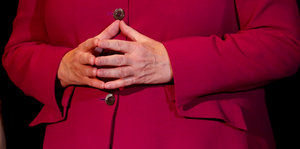 Angela Merkel verschränkt die Hände