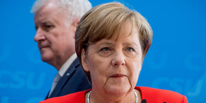 Bundeskanzlerin Angela Merkel steht vor dem CSU-Vorsitzenden und Bundesinnenminister Horst Seehofer