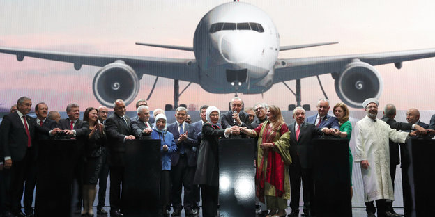 Erdogan und zahlreiche andere Gäste eröffnen den neuen Flughafen Istanbul