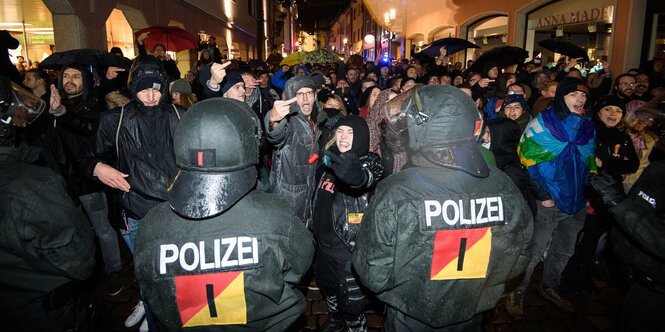 Menschen protestieren gegen eine AfD-Demonstration