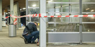 Ein Entschärfer der Polizei untersucht auf dem S-Bahnhof Veddel nach einer Explosion den Tatort.