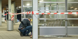 Ein Entschärfer der Polizei untersucht auf dem S-Bahnhof Veddel nach einer Explosion den Tatort.