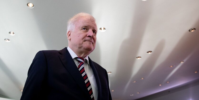 Horst Seehofer von unten fotografiert