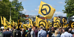Demo der Identitären Bewegung in Berlin. Es sind zahlreiche Flaggen der IB zu sehen