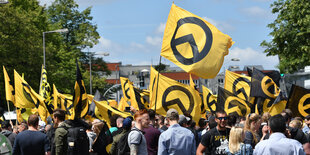 Demo der Identitären Bewegung in Berlin. Es sind zahlreiche Flaggen der IB zu sehen