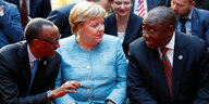 Kanzlerin Angela Merkel mit Ruandas Präsident Paul Kagame und Südafrikas Präsident Cyril Ramaphosa beim G20-Investitionsgipfel in Berlin