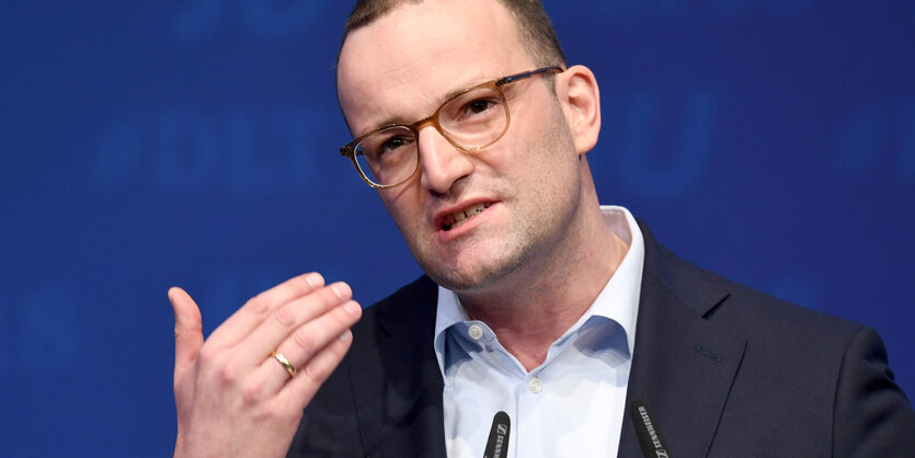 Jens Spahn macht eine bestimmende Geste