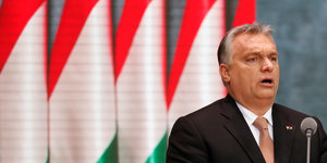 Der ungarische Premierminister Viktor Orbán spricht in ein Mikrofon
