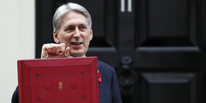 Der britische Schatzmeister Philip Hammond trägt die traditionelle „dispatch box“