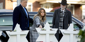 Donald Trump steht mit seiner Frau Melania und einem Rabbi am Gedenkort für die in Pittsburgh getöteten Menschen