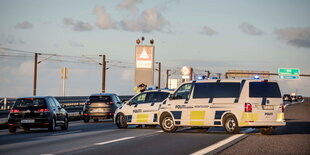 Polizei sperrt eine Straße